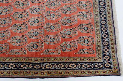 PERSE Petit tapis de style Rizbaf à motifs d'un semis de botehs sur champ brique,...