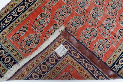 PERSE Petit tapis de style Rizbaf à motifs d'un semis de botehs sur champ brique,...