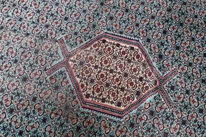 PERSE Grand tapis de style Moud à motifs Hérati sur champ azure, 335x251 cm env....