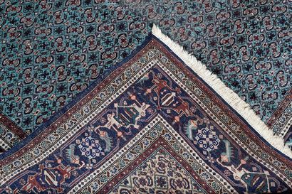 PERSE Grand tapis de style Moud à motifs Hérati sur champ azure, 335x251 cm env....