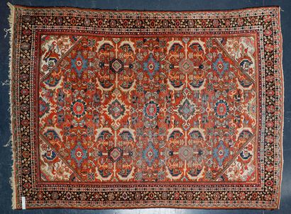 PERSE Grand tapis de style Heriz à motifs Hérati sur champ brique, 390x280 cm env....