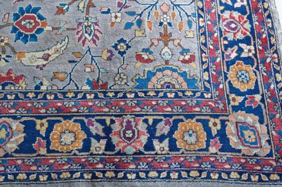 PERSE Grand tapis de style Moud à motifs floraux stylisés sur champ taupe, 422x334...