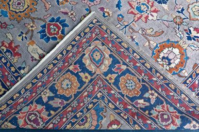 PERSE Grand tapis de style Moud à motifs floraux stylisés sur champ taupe, 422x334...