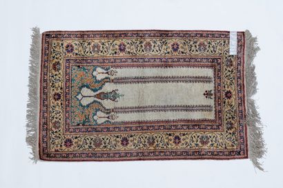 PERSE Tapis de prière à motif Mihrab sur champ ivoire, 158x90 cm env.