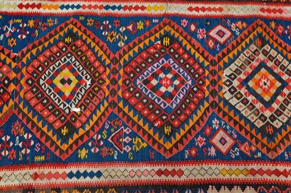 null Deux kilims de galerie à motifs géométriques polychromes, l'un sur champ vieux...