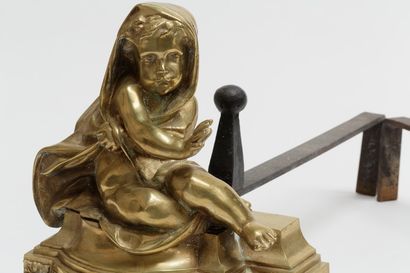 null Paire de chenets aux putti frileux, fin XIXe, bronze doré et fer, h. 27 cm [usures...