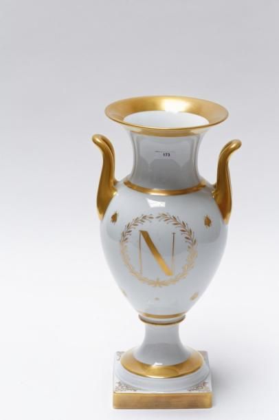 null Vase ansé de style Empire à décor blanc et or au chiffre de l'Empereur et de...