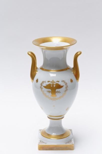 null Vase ansé de style Empire à décor blanc et or au chiffre de l'Empereur et de...