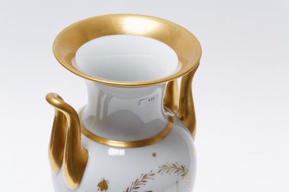 null Vase ansé de style Empire à décor blanc et or au chiffre de l'Empereur et de...