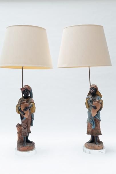 null Couple de Nubiens montés en lampe, XXe, plâtre polychromé, h. 70 cm env. (Nubiens),...