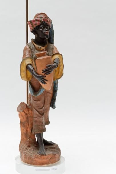 null Couple de Nubiens montés en lampe, XXe, plâtre polychromé, h. 70 cm env. (Nubiens),...