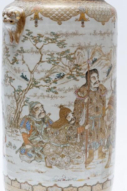 JAPON Paire de grands vases-rouleaux à col court accosté de têtes de lion, décor...