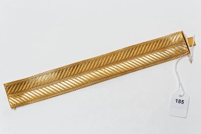 null Bracelet souple ouvrant en métal doré à mailles striées.