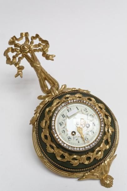 null Pendule d'applique de style Louis XVI, fin XIXe, tôle patinée et bronze doré,...