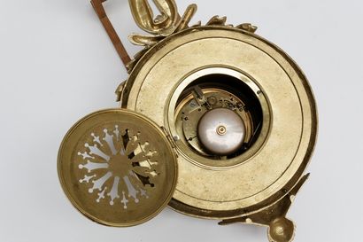 null Pendule d'applique de style Louis XVI, fin XIXe, tôle patinée et bronze doré,...