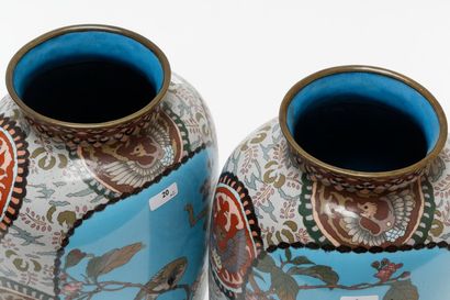 JAPON Paire de vases ovoïdes à décor naturaliste en émaux cloisonnés, ère Meiji /...