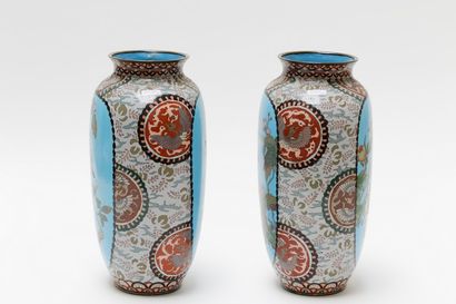 JAPON Paire de vases ovoïdes à décor naturaliste en émaux cloisonnés, ère Meiji /...