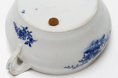 TOURNAI Un pot à oille, un crémier et un couteau, décor coréen en camaïeu bleu, fin...