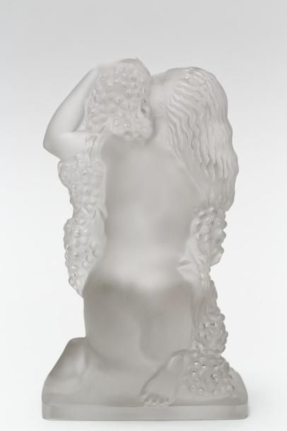 LALIQUE - France "Bacchante à genoux", XXe, sujet en verre amati pressé-moulé, signé...