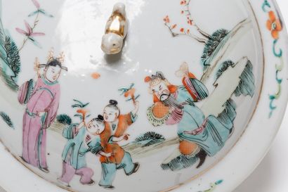 CHINE Pot à eau couvert, décor de personnages en émaux dits de la famille rose à...