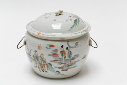 CHINE Pot à eau couvert, décor de personnages en émaux dits de la famille rose à...