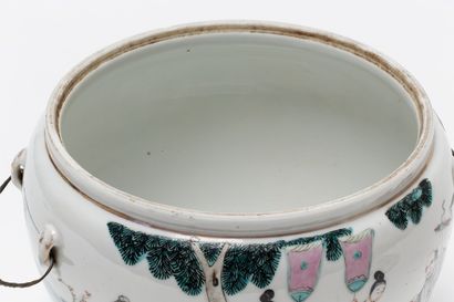 CHINE Pot à eau couvert, décor de personnages en émaux dits de la famille rose à...