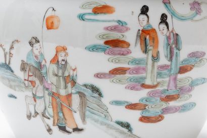 CHINE Pot à eau couvert, décor de personnages en émaux dits de la famille rose à...