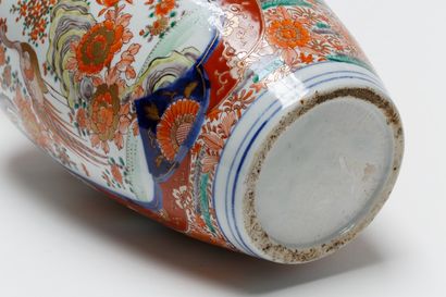 CHINE Vase-maillet à épaule arrondie, décor naturaliste d'émaux polychromes rehaussés...