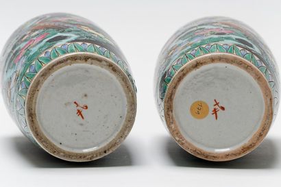 CHINE Paire de petits vases-maillets à épaule en calice, décor naturaliste d'émaux...