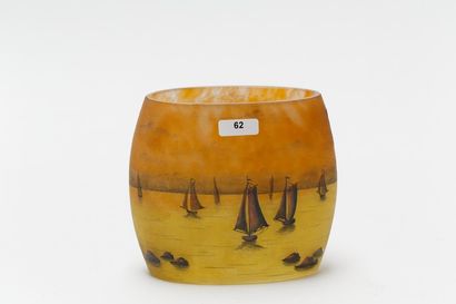 DAUM - Nancy Petit vase ovale d'époque Art nouveau à décor de bateaux, circa 1900,...
