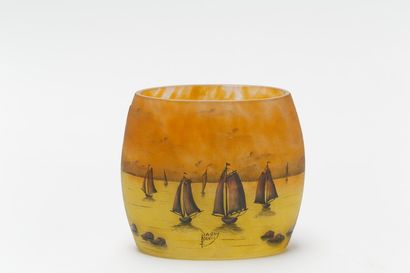 DAUM - Nancy Petit vase ovale d'époque Art nouveau à décor de bateaux, circa 1900,...