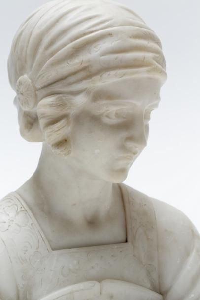 Ecole Belge "Jeune Femme", début XXe, buste en marbre sculpté, h. 25 cm [petits ...