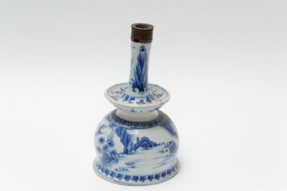 CHINE Chandelier d'autel à coupe, décor bleu et blanc de personnages, fin dynastie...