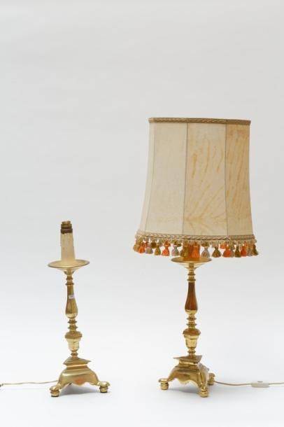 null Paire de pique-cierges de style Louis XIII montés en lampe, début XXe, laiton,...