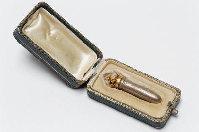 null Balle dédicacée [1907] montée en pendentif à couronne et cor en or jaune 18k,...