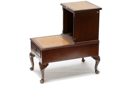 null Petit meuble de style Anglais ouvrant par un tiroir, XXe, bois, plateaux garnis...