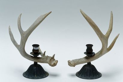 null Paire de bougeoirs, XXIe, bois de cerf, h. 31 cm env.