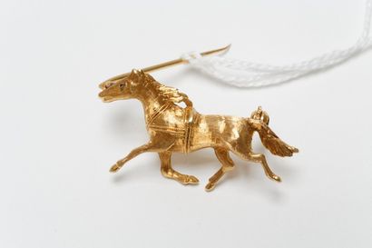 null Broche "Cheval au galop" en or jaune 18k, poinçon, 6 g env.