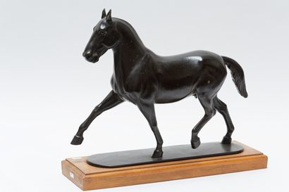 null ANONYME, "Cheval au trot", circa 1900, sujet en bronze patiné sur socle de bois,...
