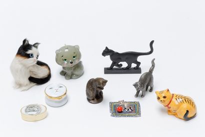 null Ensemble de chats miniatures, XXe, provenances diverses ; on y joint une théière...