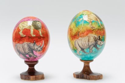 null Paire de sphères décoratives sur pieds en bois, décor imprimé de motifs animaliers,...