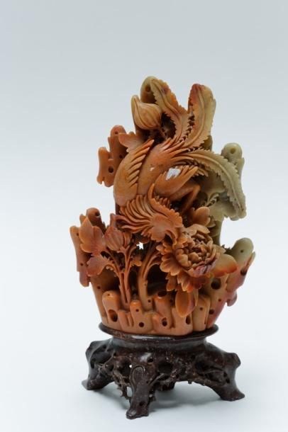 CHINE "Phénix parmi les fleurs", début XXe, sujet en néphite sculptée veinée de rouille,...