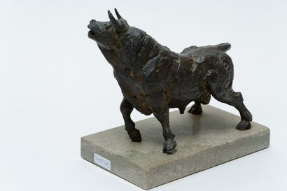 MORENO M. "Taureau de corrida", XXe, sujet en bronze, signé et numéroté [67/500]...