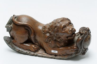 null "Lion à l'écu", travail ancien, élément d'architecture en chêne sculpté à patine...