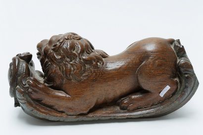 null "Lion à l'écu", travail ancien, élément d'architecture en chêne sculpté à patine...