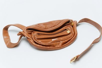 GUCCI Sac "Peau de bête" en cuir, l. 31 cm [usures d'usage] et GUCCI, pochette-banane...