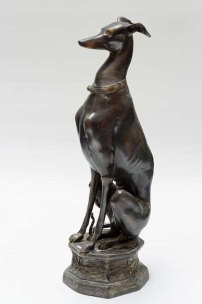 null "Lévrier assis sur un socle", XXe, sujet en bronze patiné, h. 82 cm [altéra...