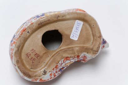 CHINE "Chats lovés", XXe, paire de sujets en porcelaine émaillée, marque sous les...