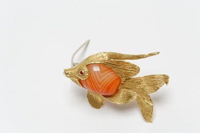 null Broche "Poisson", agate montée en or jaune 18k, poinçon, 14 g env. (brut).