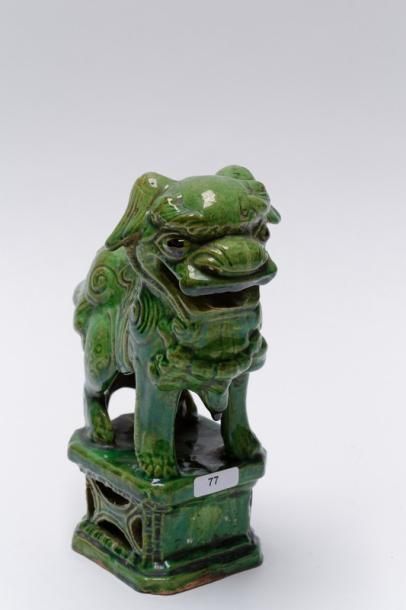 CHINE Lion-gardien formant porte-encens, fin XIXe - début XXe, grès à glaçure verte,...